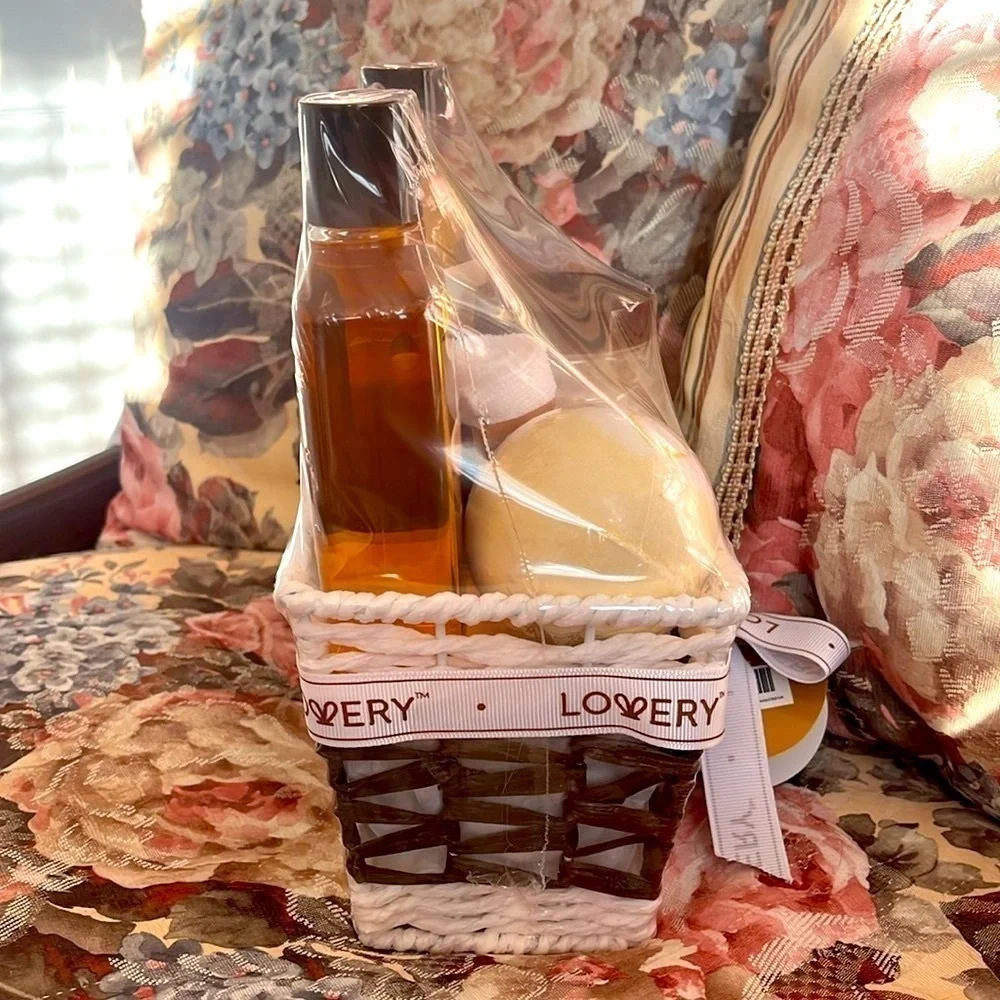 Brand New Vanilla Coconut Bath Set Gift Basket Gel Scrub Lotion Bath Bombs Salt